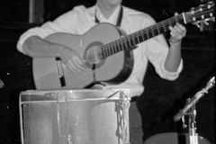 Cutumay Camones, grupo de miembros del FMLN, tocando en Chicago, Illinois, EEUU 1989