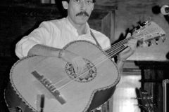 Cutumay Camones, grupo de miembros del FMLN, tocando en Chicago, Illinois, EEUU 1989