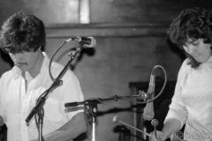 Cutumay Camones, grupo de miembros del FMLN, tocando en Chicago, Illinois, EEUU 1989