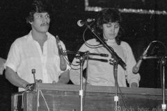 Cutumay Camones, grupo de miembros del FMLN, tocando en Chicago, Illinois, EEUU 1989