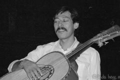Cutumay Camones, grupo de miembros del FMLN, tocando en Chicago, Illinois, EEUU 1989
