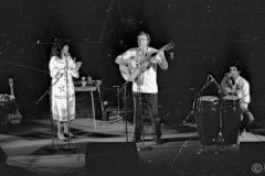Cutumay Camones, grupo de miembros del FMLN, tocando en Chicago, Illinois, EEUU 1989