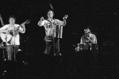 Cutumay Camones, grupo de miembros del FMLN, tocando en Chicago, Illinois, EEUU 1989
