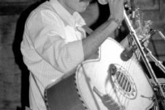 Cutumay Camones, grupo de miembros del FMLN, tocando en Chicago, Illinois, EEUU 1989