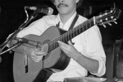 Cutumay Camones, grupo de miembros del FMLN, tocando en Chicago, Illinois, EEUU 1989