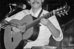 Cutumay Camones, grupo de miembros del FMLN, tocando en Chicago, Illinois, EEUU 1989