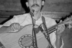 Cutumay Camones, grupo de miembros del FMLN, tocando en Chicago, Illinois, EEUU 1989
