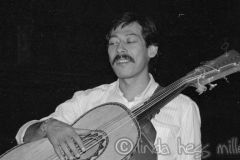 Cutumay Camones, grupo de miembros del FMLN, tocando en Chicago, Illinois, EEUU 1989