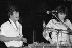 Cutumay Camones, grupo de miembros del FMLN, tocando en Chicago, Illinois, EEUU 1989