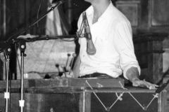 Cutumay Camones, grupo de miembros del FMLN, tocando en Chicago, Illinois, EEUU 1989