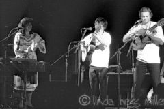 Cutumay Camones, grupo de miembros del FMLN, tocando en Chicago, Illinois, EEUU 1989