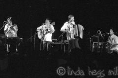 Cutumay Camones, grupo de miembros del FMLN, tocando en Chicago, Illinois, EEUU 1989