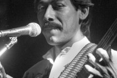 Cutumay Camones, grupo de miembros del FMLN, tocando en Chicago, Illinois, EEUU 1989