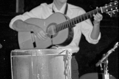 Cutumay Camones, grupo de miembros del FMLN, tocando en Chicago, Illinois, EEUU 1989