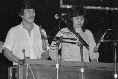 Cutumay Camones, grupo de miembros del FMLN, tocando en Chicago, Illinois, EEUU 1989