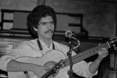 Cutumay Camones, grupo de miembros del FMLN, tocando en Chicago, Illinois, EEUU 1989