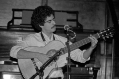 Cutumay Camones, grupo de miembros del FMLN, tocando en Chicago, Illinois, EEUU 1989