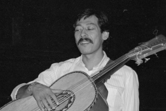 Cutumay Camones, grupo de miembros del FMLN, tocando en Chicago, Illinois, EEUU 1989