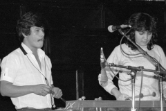 Cutumay Camones, grupo de miembros del FMLN, tocando en Chicago, Illinois, EEUU 1989