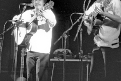 Cutumay Camones, grupo de miembros del FMLN, tocando en Chicago, Illinois, EEUU 1989