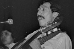 Cutumay Camones, grupo de miembros del FMLN, tocando en Chicago, Illinois, EEUU 1989