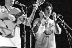 Cutumay Camones, grupo de miembros del FMLN, tocando en Chicago, Illinois, EEUU 1989