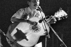 Cutumay Camones, grupo de miembros del FMLN, tocando en Chicago, Illinois, EEUU 1989