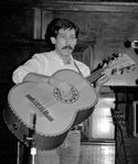 Cutumay Camones, grupo de miembros del FMLN, tocando en Chicago, Illinois, EEUU 1989