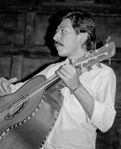 Cutumay Camones, grupo de miembros del FMLN, tocando en Chicago, Illinois, EEUU 1989