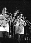 Cutumay Camones, grupo de miembros del FMLN, tocando en Chicago, Illinois, EEUU 1989