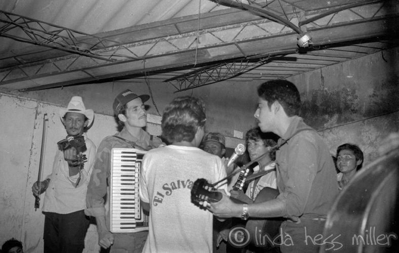 Perquín: Encuentro entre combatientes y civiles